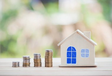 Ev modeli ve madeni para finans ve bankacılık konsepti için masaya..