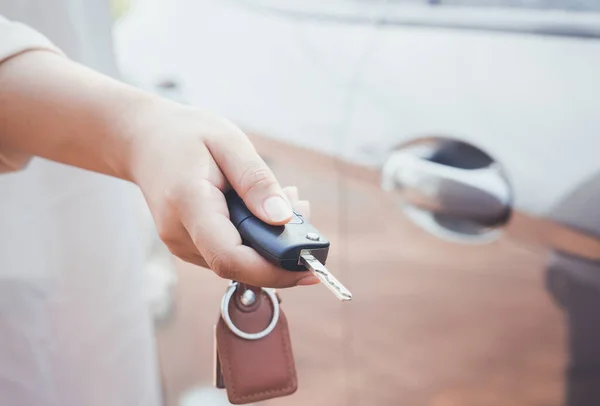 Llaves Del Coche Mano Mujer Dando Llaves —  Fotos de Stock