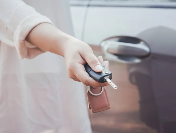 車のキー 鍵を渡す女の手 — ストック写真