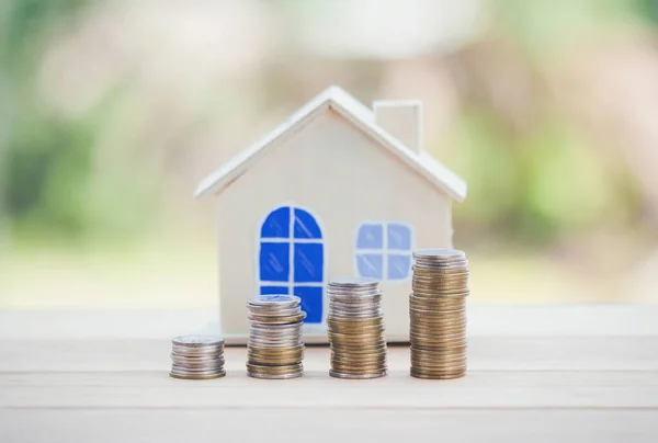 Modelo Casa Dinheiro Moeda Tabela Para Conceito Financeiro Bancário — Fotografia de Stock