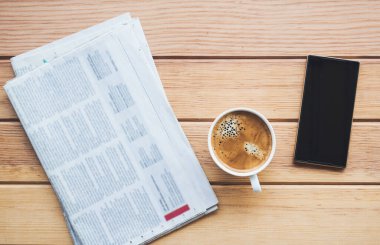 Gazete ve smartphone kafede kahve. 