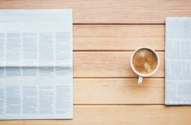 kafede gazete ile kahve.