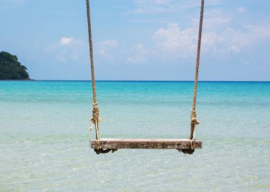 Yazın sahilde odun salıncak.