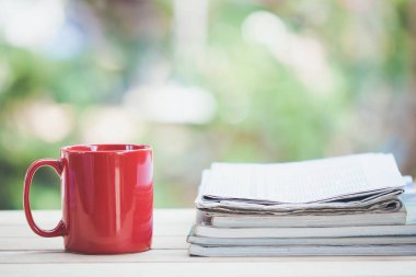 Dergi ve gazete açık tablo sayfasında yığını