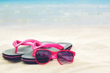 Tatiller, Summer, plajda sandaletli kırmızı gözlükler.