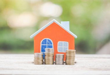 Ev modeli ve madeni para finans ve bankacılık konsepti için masaya..