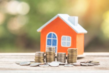 Ev modeli ve madeni para finans ve bankacılık konsepti için masaya..