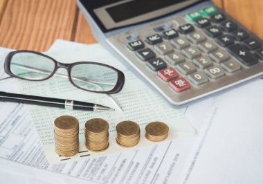Hesap makinesi, banka hesabı, vergi formu, gözlük ve kalem yığını, Gelir Vergisi Artırma Konsepti
