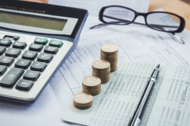 Hesap makinesi, banka hesabı, vergi formu, gözlük ve kalem yığını, Gelir Vergisi Artırma Konsepti