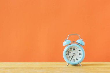 Turuncu arka planda mavi alarm saati, en az yaratıcı biçim.