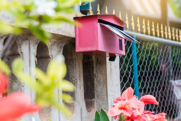 Red Mail Box Framför Ett Hus — Stockfoto