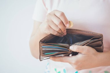 Tayland baht sikkesi ve boş cüzdan tutan eller.