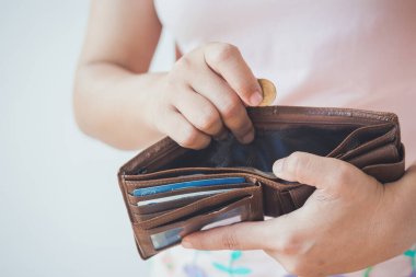 Tayland baht sikkesi ve boş cüzdan tutan eller.