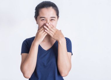 Beyaz arka planda ağzı kötü kokan Asyalı kadın.