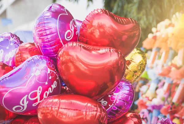 Rotes Herz Metallischer Ballon Valentinshintergrund — Stockfoto