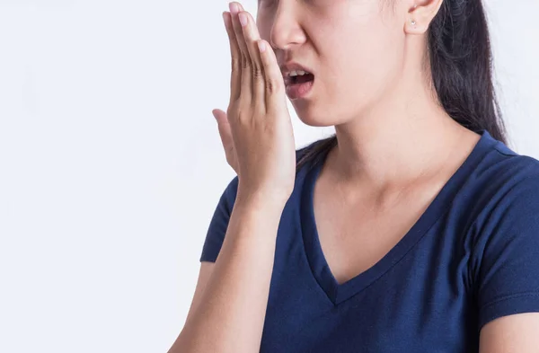 Aziatische Vrouw Controleren Haar Adem Met Haar Hand Wit Achtergrond — Stockfoto