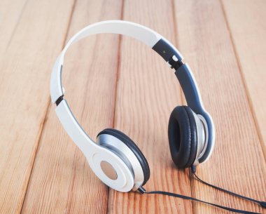 Kulaklıklar ahşap masada, ses teknolojisi ve müzik konsepti.