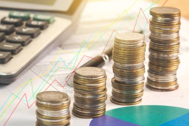 Hesap makinesi, banka hesabı, vergi formu ve kalem, Gelir Vergisi Artırma Konsepti ile yığılmış bozuk paralar