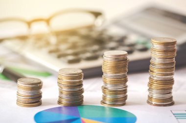 Hesap makinesi, banka hesabı, vergi formu ve kalem, Gelir Vergisi Artırma Konsepti ile yığılmış bozuk paralar