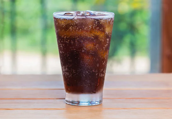 Bicchiere Cola Con Cubetti Ghiaccio Sul Tavolo — Foto Stock