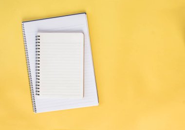 Sarı arkaplanda boş defter.