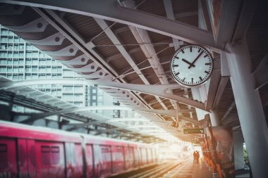 Tren istasyonu terminali ile klasik saat asılı.