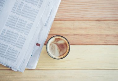 kafede gazete ile kahve. 