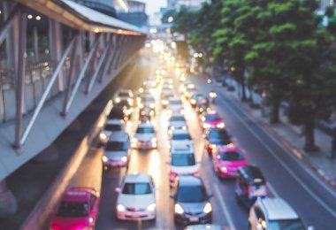 Odaklanmamış ışıklar trafik sıkışıklığı Bir sokak yolu geceleyin.