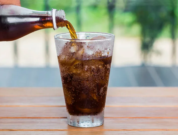 Bebida Cola Derramada Copo Com Gelo — Fotografia de Stock