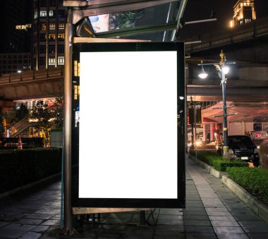 Reklam için sokaklara boş reklam panosu, afiş.