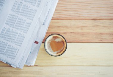 Kalpli bir fincan kahve, sevgililer günü konsepti..