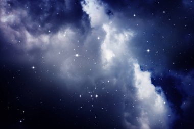 Gece gökyüzü bulutlu ve yıldızlı