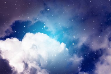 Gece gökyüzü bulutlu ve yıldızlı