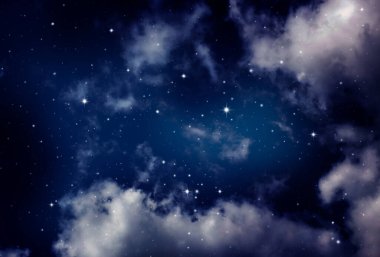 Gece gökyüzü bulutlu ve yıldızlı
