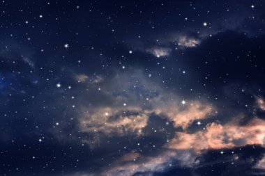 Gece gökyüzü bulutlu ve yıldızlı.