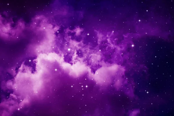 夜晚的天空是紫色的 有云彩和星星 — 图库照片