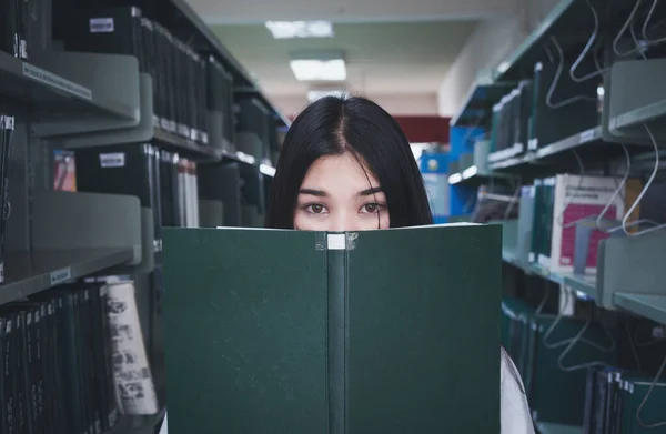 Feliz Joven Asiática Mujer Con Libro Biblioteca — Foto de Stock