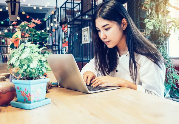 Asian Woman Sitting Table Laptop Her Office — Stock Photo, Image