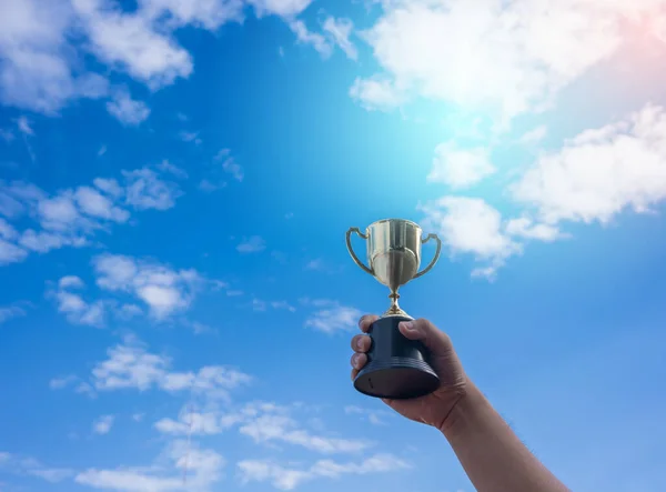 Conceito Vitória Homem Segurando Uma Taça Troféu Ouro Vencedor Uma — Fotografia de Stock