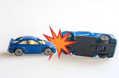 Beyaz arka planda trafik kazası.