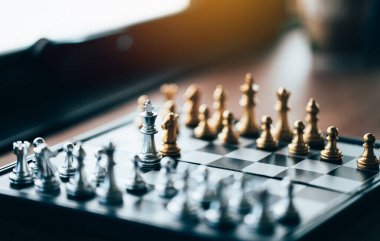 Satranç tahtası iş konseptinde resim bulanık arkaplanlı satranç seti