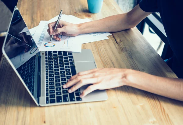 Hombre Negocios Trabajando Oficina Con Portátil Documentos Escritorio —  Fotos de Stock