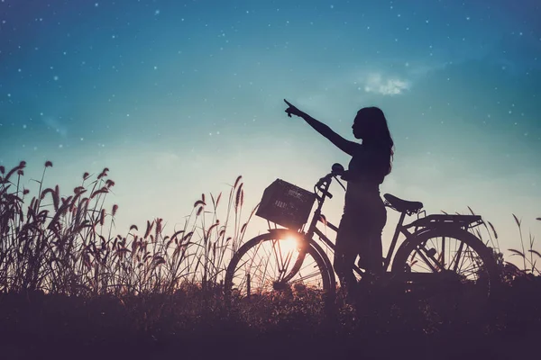 Vrouwen Ontspannen Met Fiets Wei Bij Zonsondergang — Stockfoto