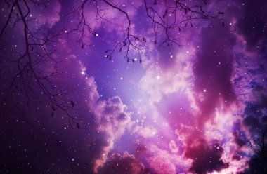 Bulutlu ve yıldızlı mor gece gökyüzü.