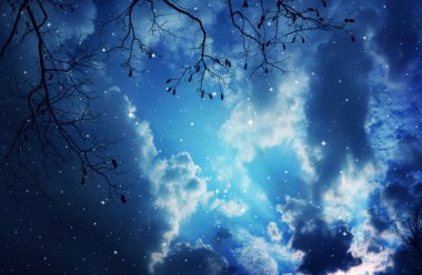 Gece gökyüzü bulutlu ve yıldızlı