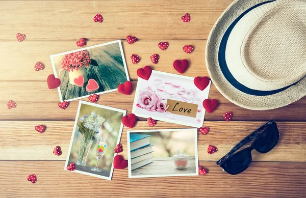 Rotes Herz Mit Postkarte Auf Holz Für Valentinstag Liebeskonzept — Stockfoto