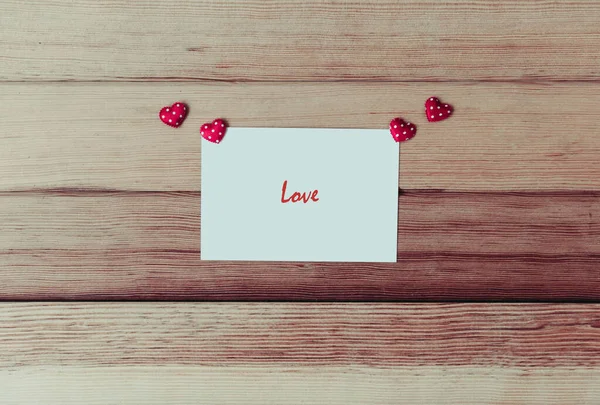 Rotes Herz Mit Weißer Karte Auf Holz Für Valentinstag Liebeskonzept — Stockfoto