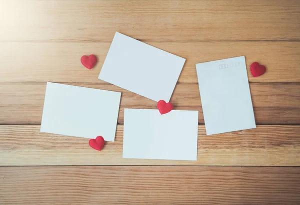 Rotes Herz Mit Weißer Karte Auf Holz Für Valentinstag Liebeskonzept — Stockfoto