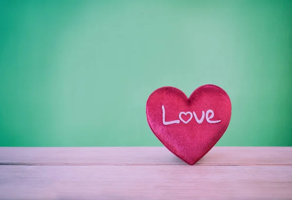 Rotes Herz Holzschwarzgrund Für Valentinstag Liebe Konzept Minimal Kreativen Stil — Stockfoto