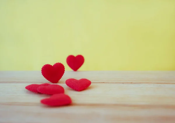 Rotes Herz Holzschwarzgrund Für Valentinstag Liebe Konzept Minimal Kreativen Stil — Stockfoto